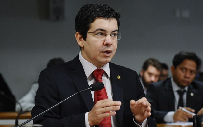 Senador Randolfe Rodrigues (Rede-AP) acredita que CPI poderá analisar e descobrir irregularidades nas transações dos correntistas brasileiros que abriram conta na filial do HSBC em Genebra - Senador comemora "conquista enorme" do compartilhamento de dados pela Justiça francesa, autorizado nesta semana, e diz que agora a investigação "só não avança se não quiser".