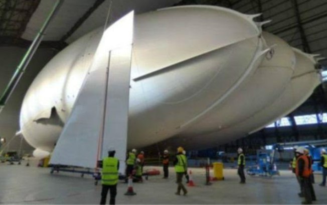 O Airlander 10: híbrido tem 92 metros de comprimento, 18 a mais do que o Airbus 380 - Idealizada por militares americanos, nave pousa verticalmente em diversas superfícies e saiu do papel graças a financiamento de governos europeus e campanha de doações na internet.