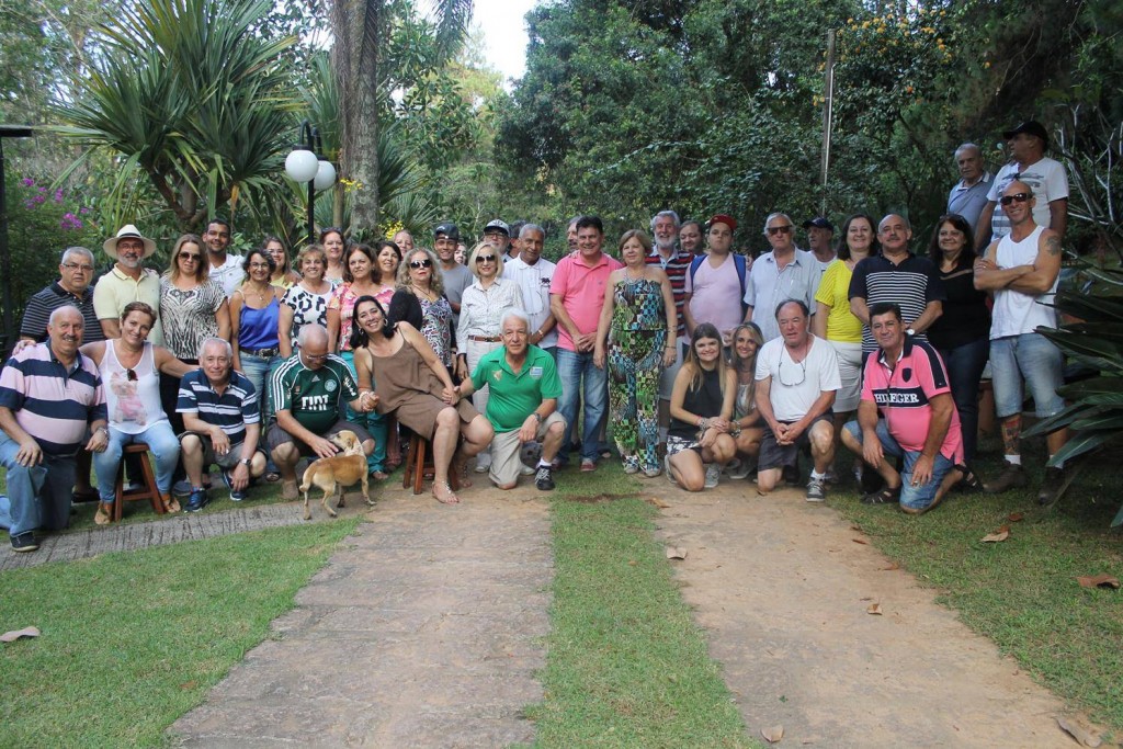 Grupo de ex-funcionários e amigos da Cia. Internacional de Seguros se reuniu em uma chácara na Serra do Japi, no dia 2 de abril, para celebrar a amizade e reverenciar a memória da tradicional seguradora.