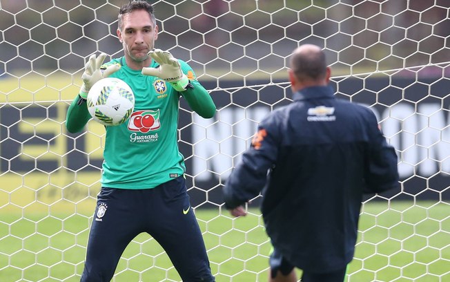 Fernando Prass durante os treinos da seleção olímpica para o Rio 2016 terá de operar cotovelo direito e está fora da Olimpíada do Rio - Goleiro de 38 já havia ficado de fora do amistoso contra o Japão por conta da lesão, mas agora tem seu nome cortado de vez da disputa pelo ouro inédito.