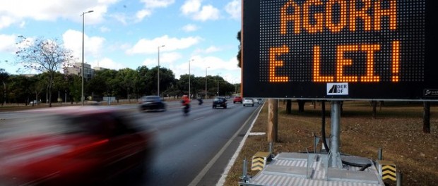 Objetivo da Lei do Farol Baixo foi aumentar a segurança nas estradas, reduzindo o número de acidentes frontais. O Juiz entendeu que condutores não podem ser penalizados pela falta de sinalização sobre rodovias, mas multas que já foram aplicadas ainda valem.