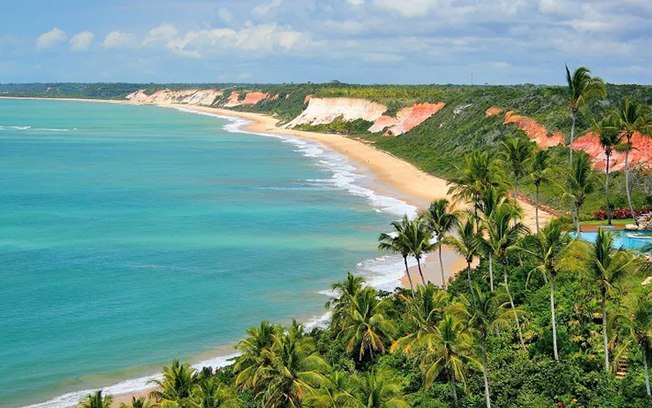 Praias do Arraial contam com mar de uma cor especial e falésias que vão encantar