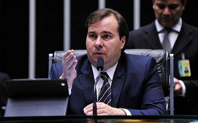 Rodrigo Maia (DEM-RJ) presidente da Câmara - Não seria possível haver “pegadinhas” em relação a um assunto de interesse da sociedade: “Vamos acabar com essa discussão de anistia. Não há anistia de um crime que não existe", afirmou Rodrigo Maia antes de encerrar a sessão desta quinta.