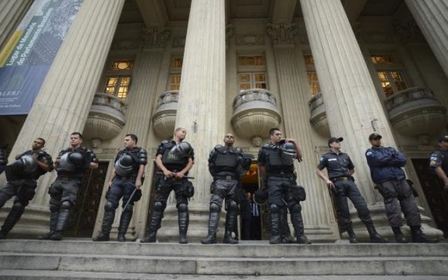 Projeto proíbe o uso do bilhete em vans intermunicipais; com a medida, o governo do Rio de Janeiro estima uma economia anual de R$ 258 milhões - Após protesto, policiamento foi reforçado na Assembleia Legislativa para votação de pacote de corte de gastos.