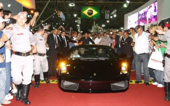 A Polícia Federal apreendeu seis Lamborghinis expostas no Salão de 2006 e ainda saiu dirigindo os supercarros, para a alegria dos visitantes.