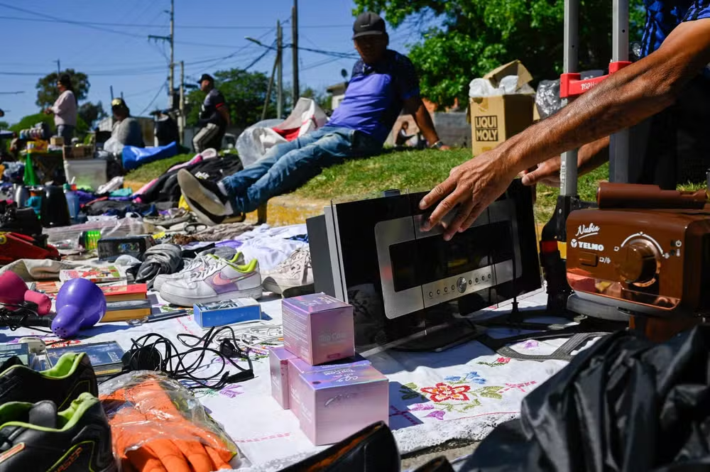 Arg Imagem2 ARGENTINA - ROUPAS, ELETRODOMÉSTICOS, COMIDA: COMO OS “MANTEIROS” VENDEM SEUS PERTENCES NA RUA PARA FECHAR AS CONTAS DO MÊS Arg Imagem2
