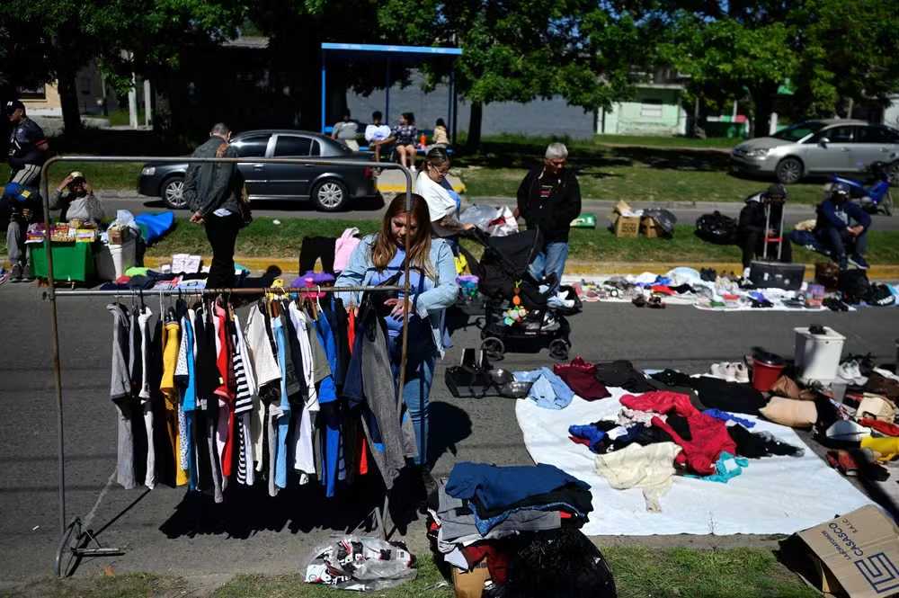Arg Imagem3 ARGENTINA - ROUPAS, ELETRODOMÉSTICOS, COMIDA: COMO OS “MANTEIROS” VENDEM SEUS PERTENCES NA RUA PARA FECHAR AS CONTAS DO MÊS Arg Imagem3