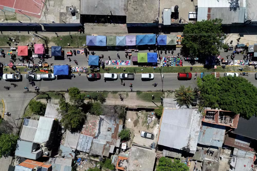 Arg Imagem4 ARGENTINA - ROUPAS, ELETRODOMÉSTICOS, COMIDA: COMO OS “MANTEIROS” VENDEM SEUS PERTENCES NA RUA PARA FECHAR AS CONTAS DO MÊS Arg Imagem4