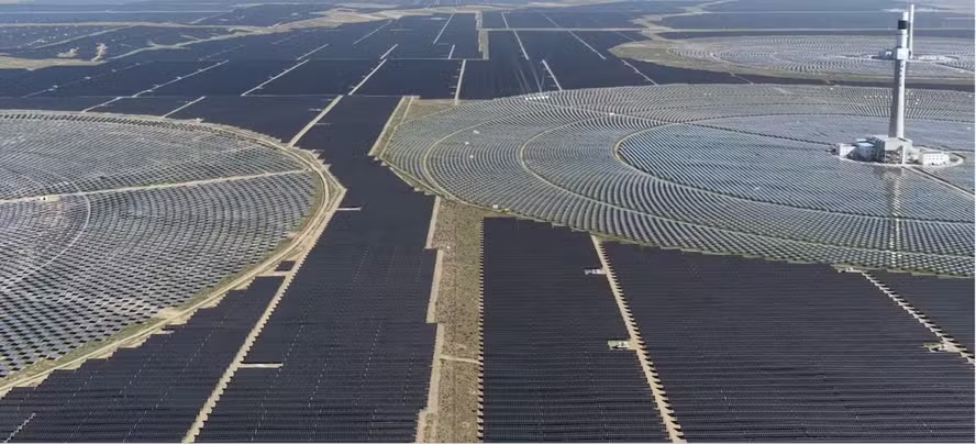 Painel 2 Imagem2 MAIS DE 400 KM DE PAINÉIS SOLARES: CHINA ERGEU O MAIOR COMPLEXO DE ENERGIA RENOVÁVEL DO PLANETA Painel 2 Imagem2