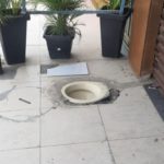 Vaso sanitário instalado na calçada de bar gera revolta na Bahia