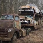 Abandonado por décadas em floresta, caminhão cegonha 1950 cheio de carros ganha um novo lar