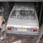 Abandonado há mais de 20 anos, Voyage 1989 é visto na garagem de “mulher da casa abandonada”