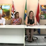 Monte Santo: R$ 300 mil da Globo e final feliz, relembre o caso das crianças adotadas Advogada das famílias durante uma coletiva — Foto: Reprodução/EPTV