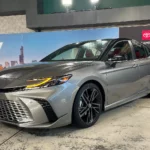 Novo Toyota Camry 2025 terá motor hibrido de 232 cv Toyota Camry 2025 / Foto: Toyota
