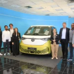 VW Brasil integra fóruns em prol da equidade de gerações e PcDs Karine Wohlke (gerente de Estratégia de RH, Inovação, Diversidade e Cultura da Volkswagen do Brasil), Ana Claudia Banin (secretária executiva adjunta do Fórum Gerações e Futuro do Trabalho), Ricardo Sales (secretário executivo do Fórum Gerações e Futuro do Trabalho), Douglas Pereira (vice-presidente de Recursos Humanos da Volkswagen do Brasil e Região América do Sul e sponsor dos grupos de diálogo pela Diversidade & Inclusão da VW), Cristina Cestari (CIO da Volkswagen América do Sul, sponsor do pilar de pessoas com deficiência e madrinha do grupo de diálogos da VW Sem Limites), Ivone Santana (diretora executiva da REIS - Rede Empresarial de Inclusão Social), Ciro Possobom (CEO da Volkswagen do Brasil), Charles Aurélio de Jesus Lima (diretor do Sindicato dos Metalúrgicos do ABC) e Guilherme Nascimento (especialista em Diversidade & Inclusão da Volkswagen do Brasil)