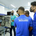 Prefeitura de Juazeiro divulga inscrições para cursos de graça Os cursos disponíveis pelo Senai em Juazeiro são: Auxiliar de Fabricação de Pizzas e Massas, Costureiro Industrial de Máquina Reta e Overlock, e Eletricista Instalador Predial de Baixa Tensão.